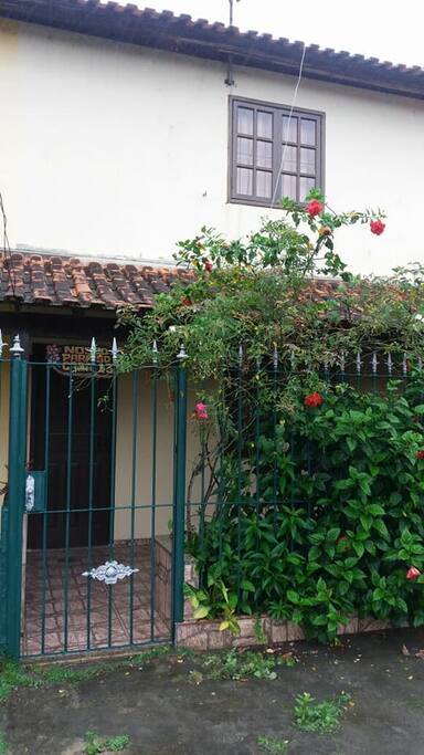 Frente da casa com jardim