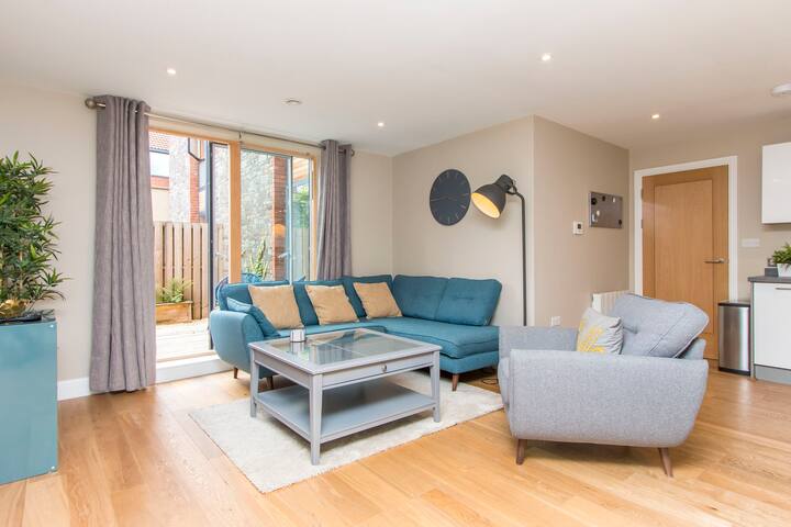 New Impressive 2 Bed City Centre Flat With Garden Apartments