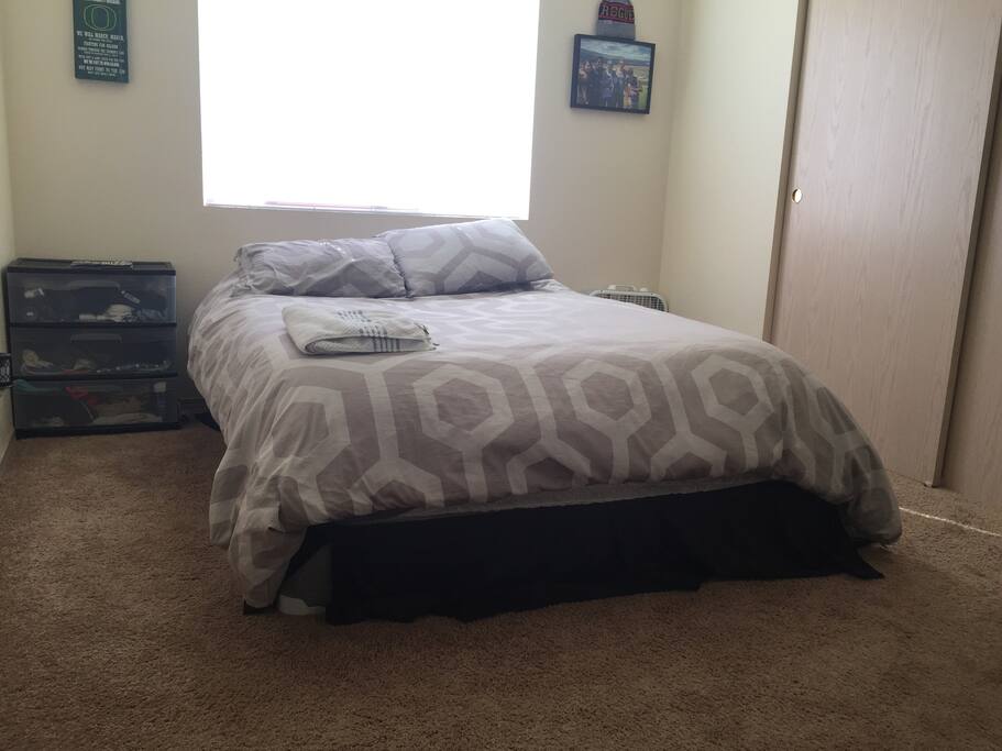 Decent sized private bedroom, with a queen bed.