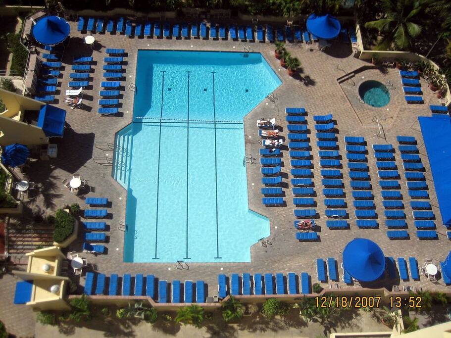 HUGE SWIMMING POOL AND JACUZZI