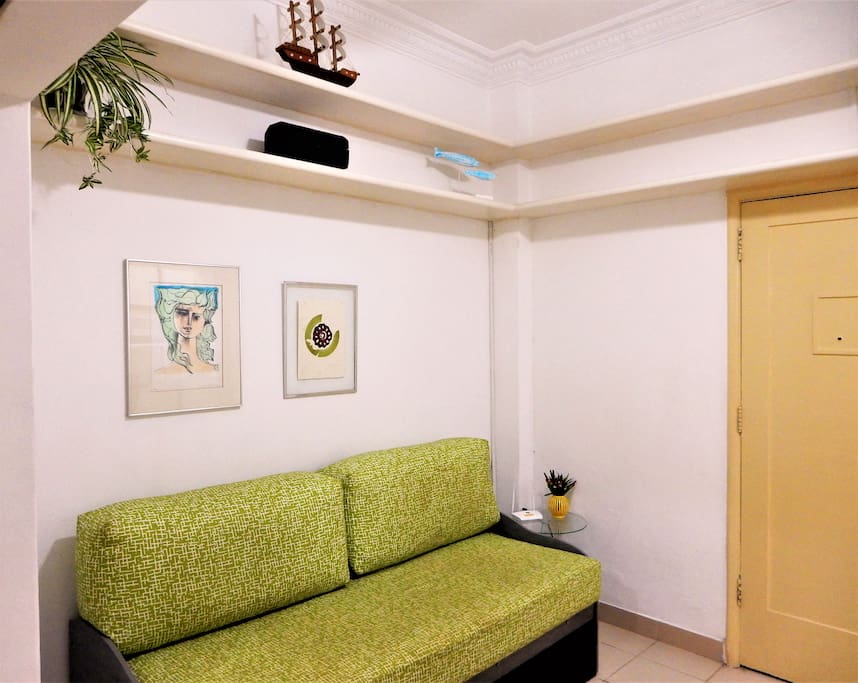 Recanto da sala e visão da porta de entrada do apartamento.