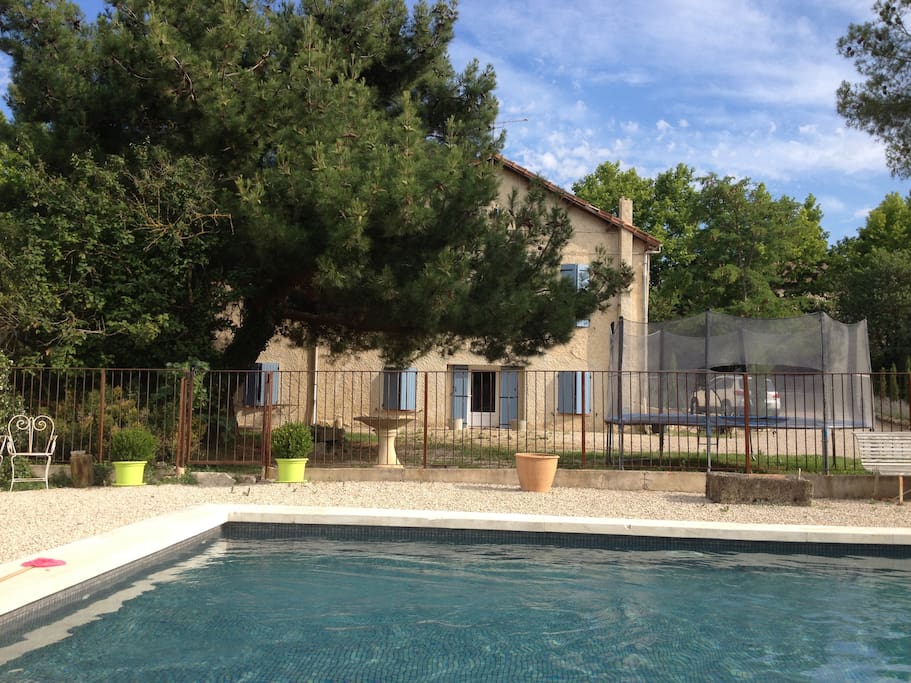 Piscine, jardin et maison vue de derrière