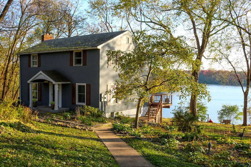 Private Lake Home Retreat w/ HotTub Houses for Rent in Inver Grove Heights, Minnesota, United