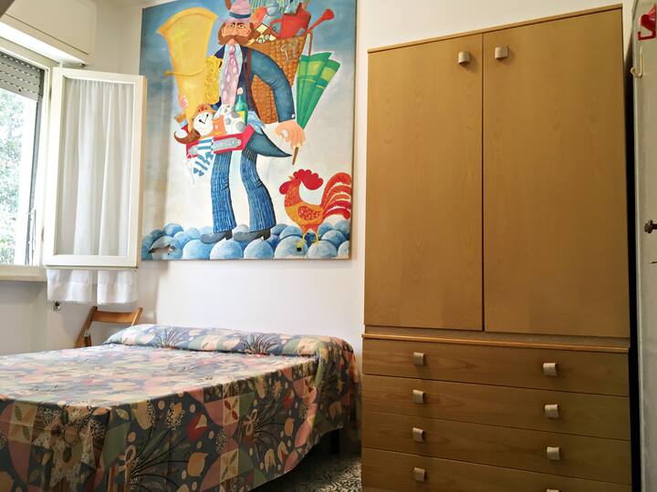 dormitorio con cama matrimonial de 140 cm y cama individual