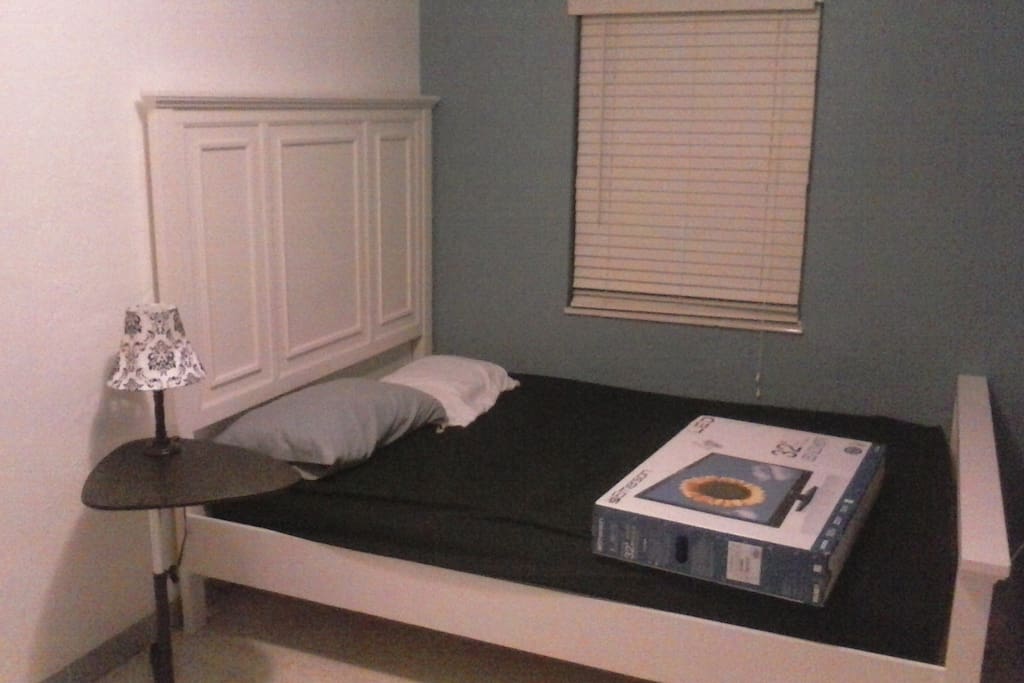 Bed and table in the room