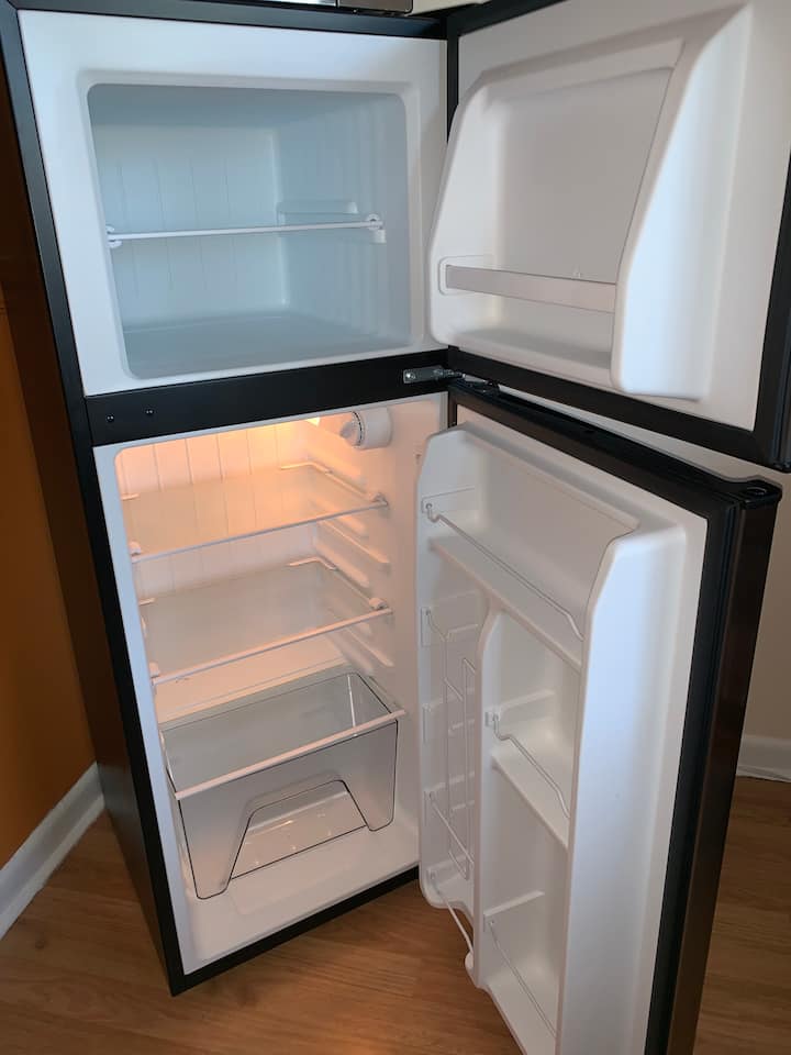 Veliki hladnjak za odlaganje svih namirnica i hrane 