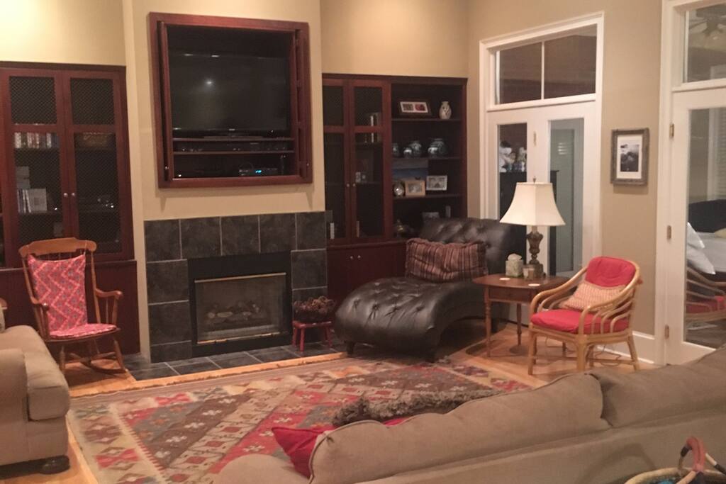 Open living area w/ gas fireplace