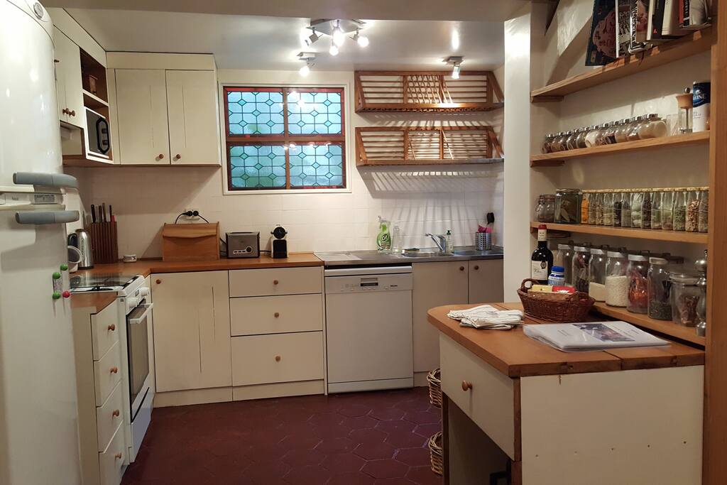 Fully equipped solid oak kitchen, with stable door to garden - Cuisine entièrement équipée en chêne massif et une porte fermière qui donne sur le jardin