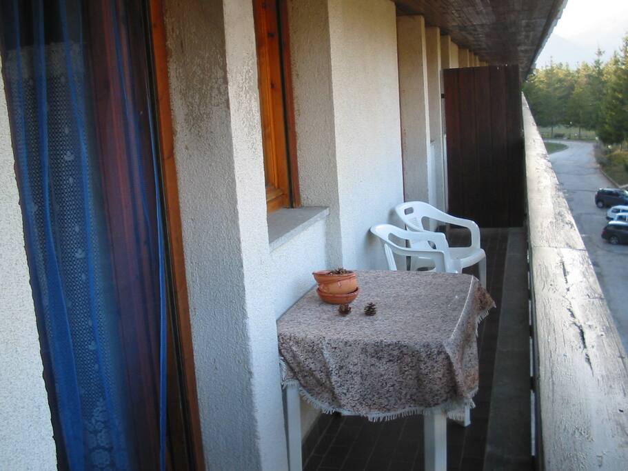 balcone con tavolino e sedie