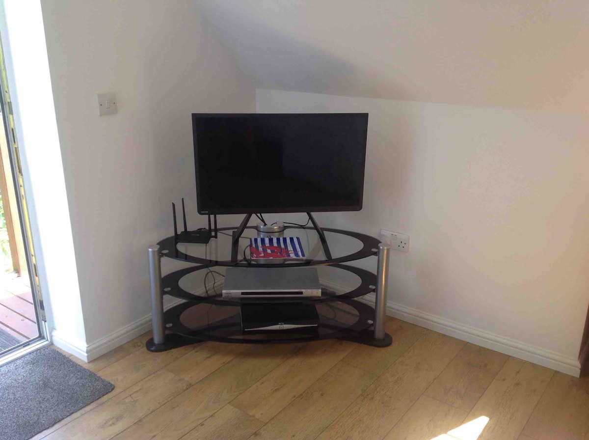 Top performing Airbnb: Colchester Lodge. Self contained annex w/parking in Myland