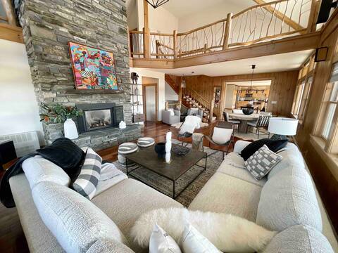 Summit Lodge
Grand mountain retreat on 28 acres