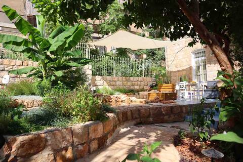 Alice in the Tel Aviv, Haifa Alice Garden Apt