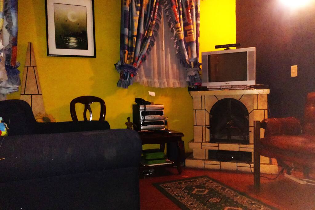 Una acogedora salita con tv y juego de xbox