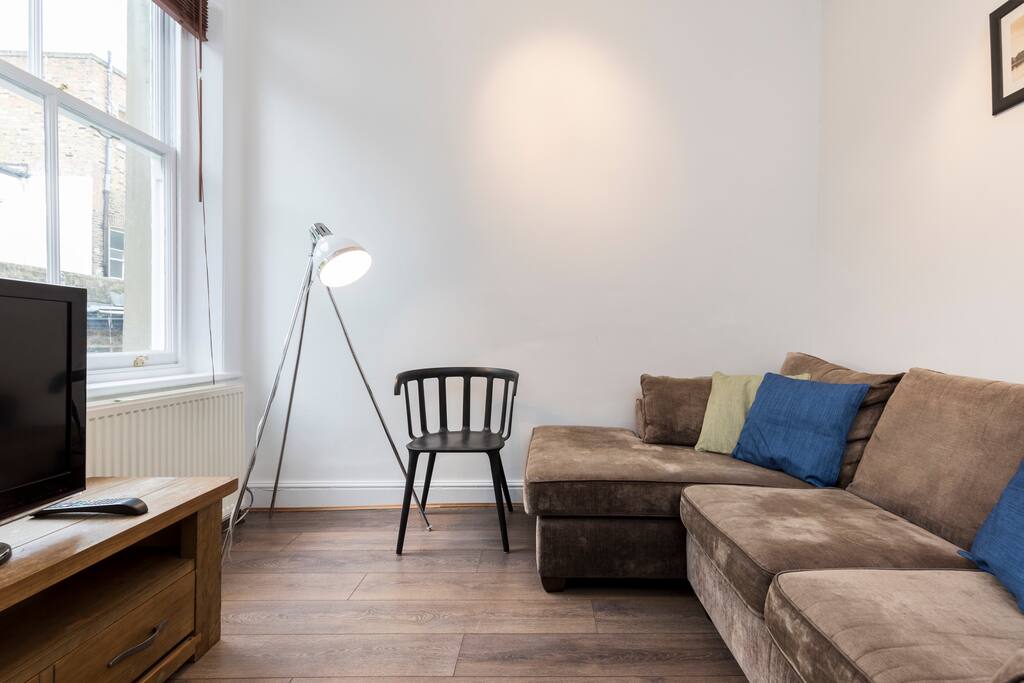 Spacious & Bright living room 2/3