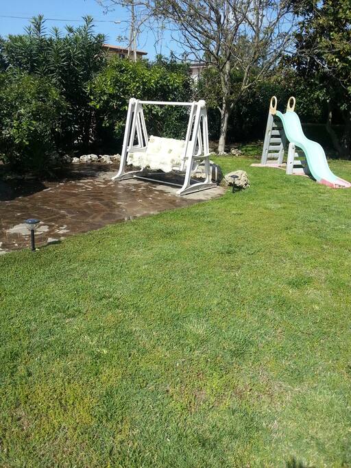 giardino zona giochi e barbecue