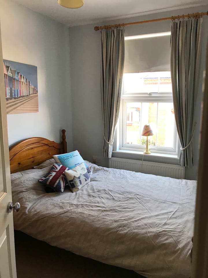 3. spavaća soba. Bračni krevet (180cm). Imajte na umu da postoji ograničena prostorija (oko stopala i najudaljenija strana kreveta).