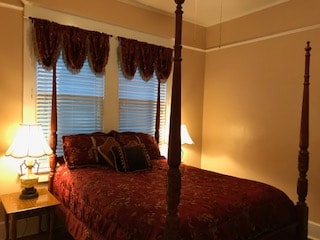 Спалня вдясно от кухнята с отделна врата към отвън