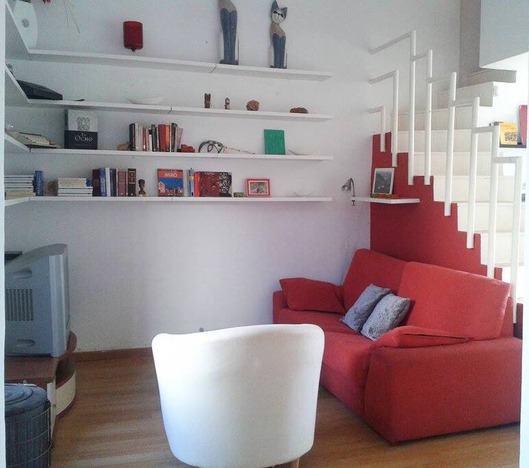 El amplio salón cuenta con una sala para ver tv y descansar. Apto para 4 personas.