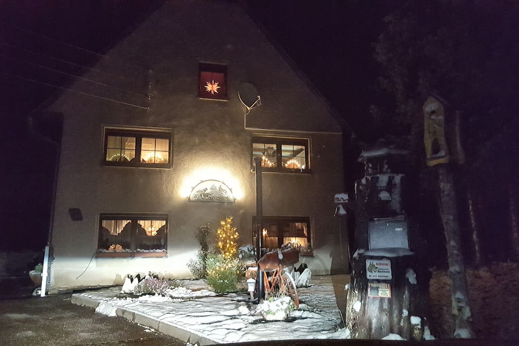 Winteransicht vom Haus.
