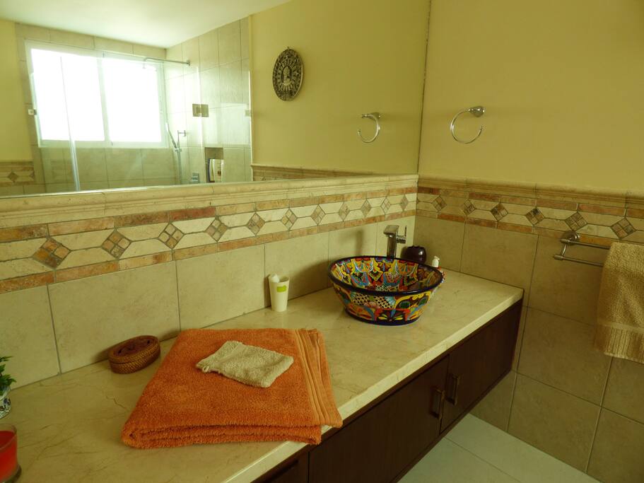 Salle de bain attenante à la chambre, douche et wc, meuble double porte et deux tiroirs