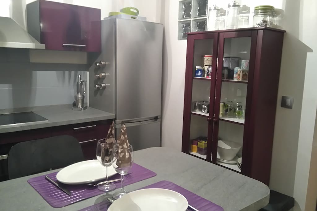 Cuisine ouverte avec four combiné micro-ondes, plaque à induction et lave-vaisselle