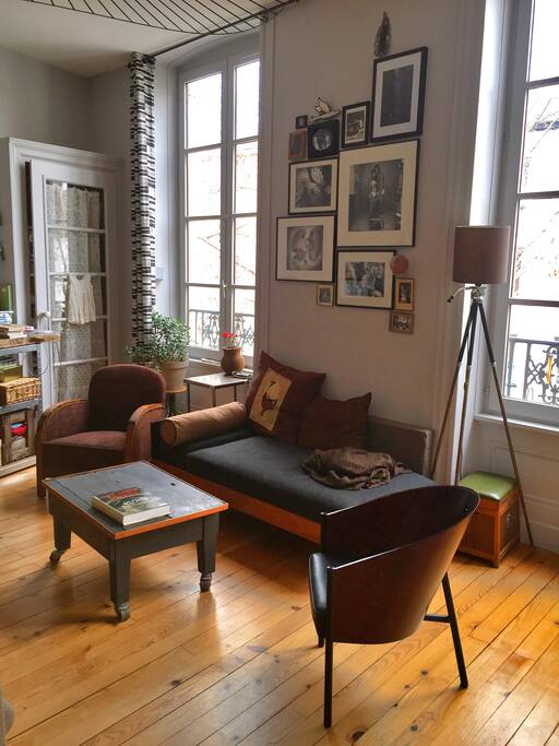 Voici le salon avec un lit qui se déploie.
