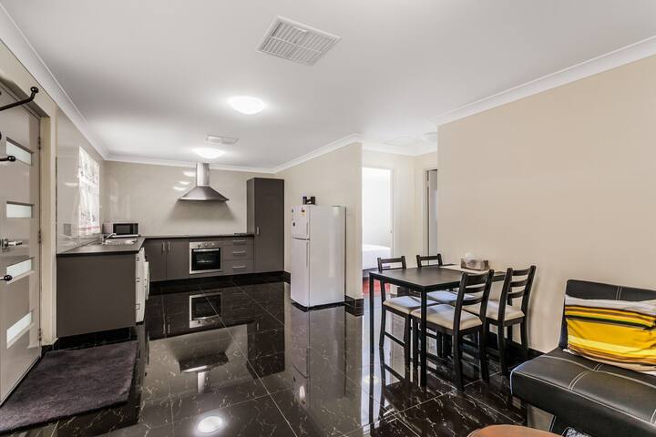 Entire Home with free covered carpark in Murdoch