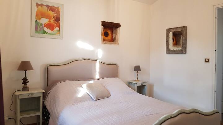 Chambre  n 2  
blanche rez de chaussée lit 2 personnes 1 armoire et  BZ 1 personne 