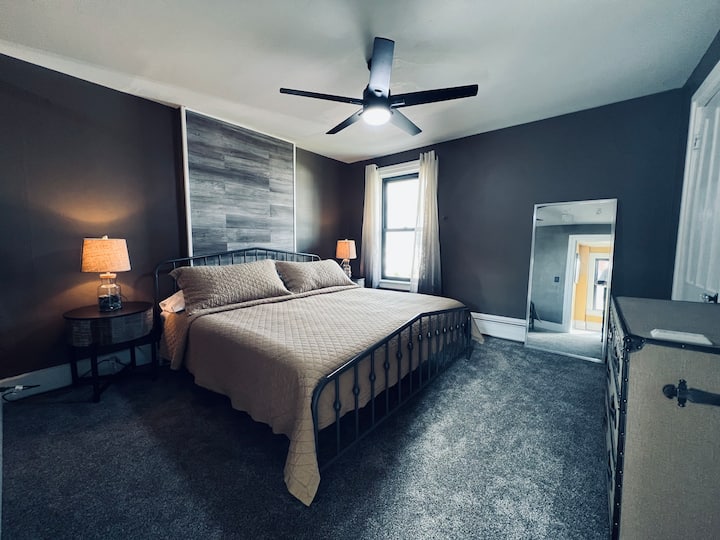 Dormitorio principal con cama tamaño king