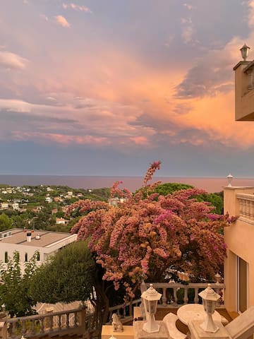 Villa with spectacular sea mountain and city views