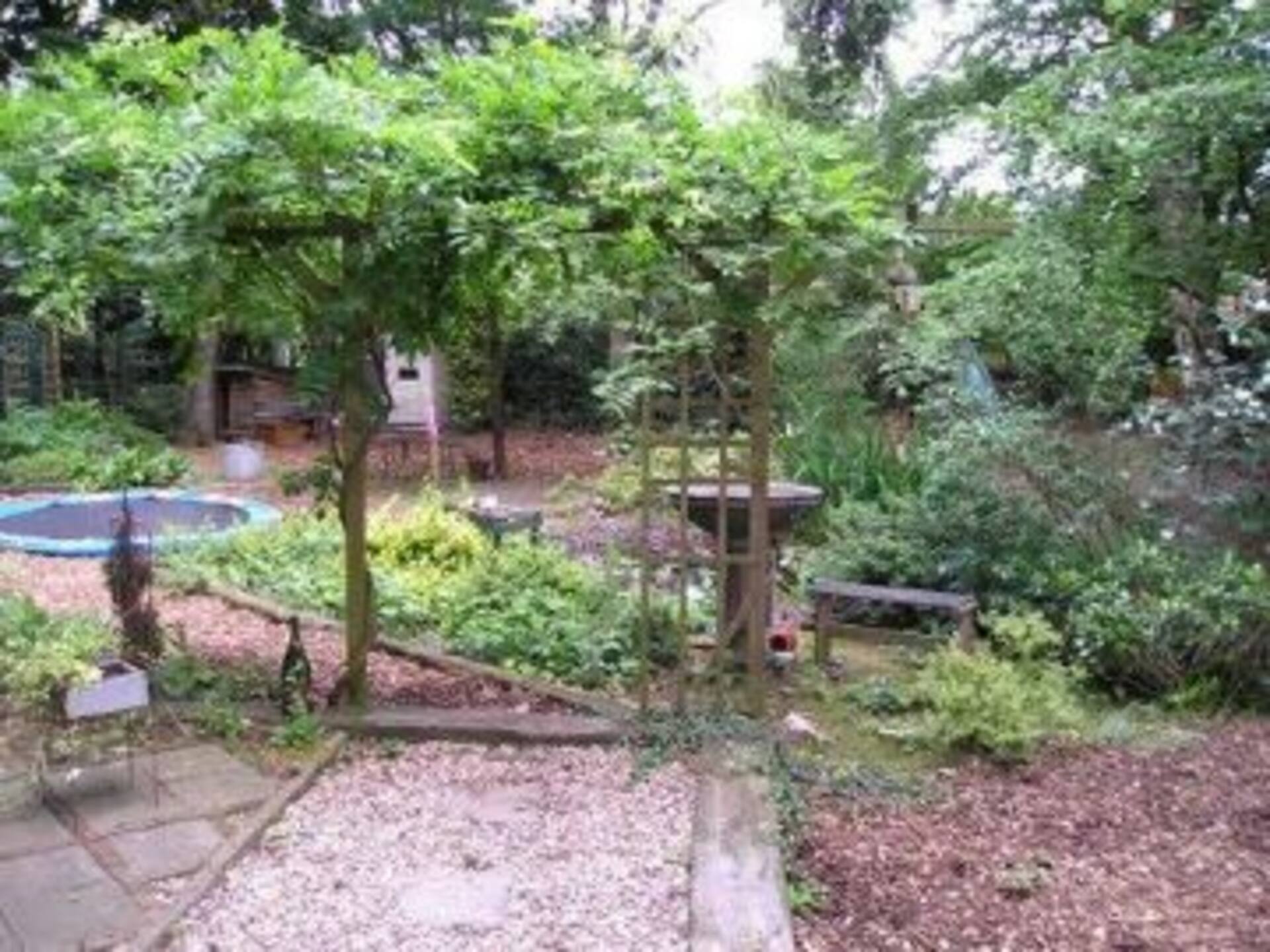 House with (opt) sauna and hot tub in large garden!