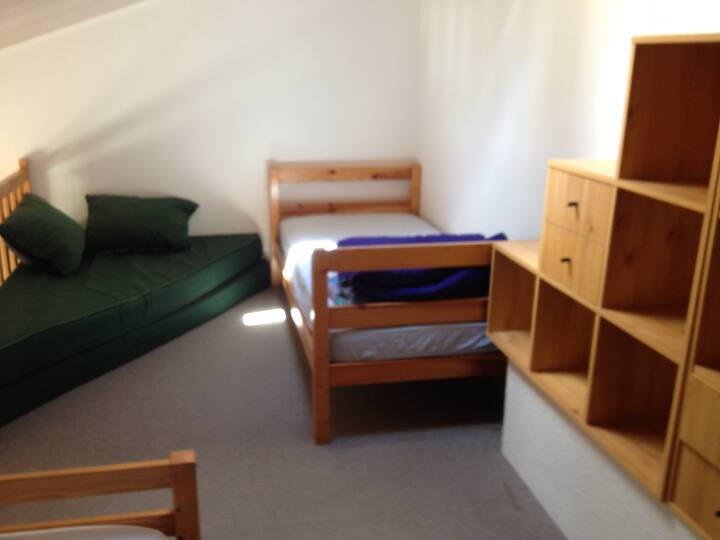 Vitanda 2 vya mtu mmoja katika mezzanine 