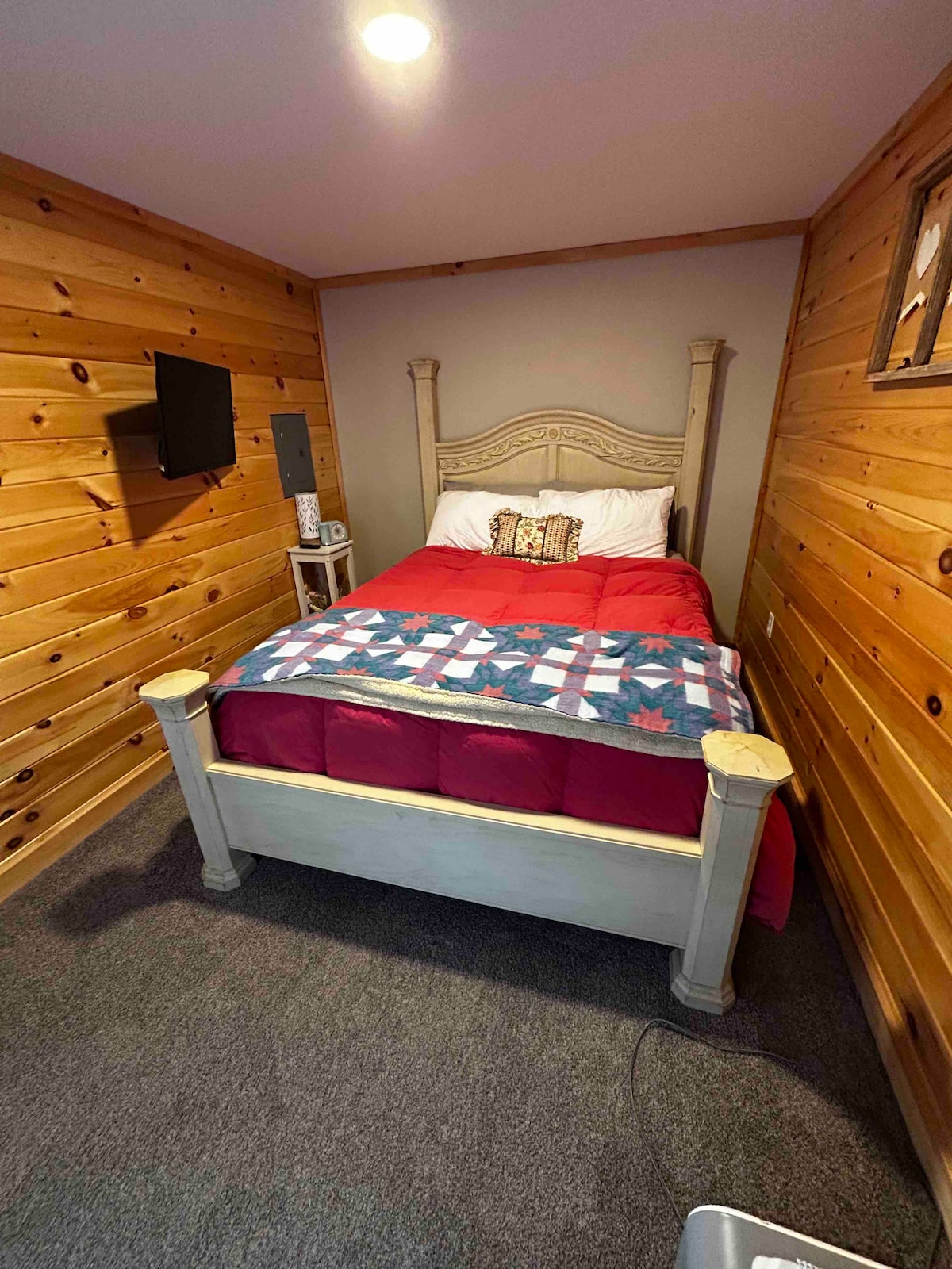 Dormitorio del primer piso con televisor y bomba de calor con calefacción/aire acondicionado