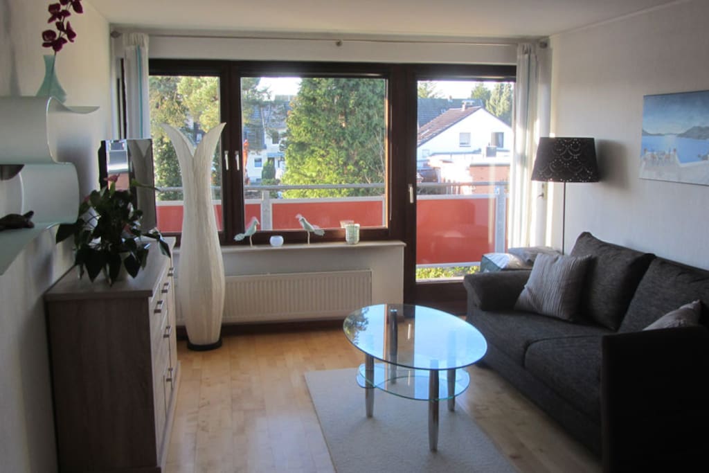 Wohnzimmer Sitzecke und Blick auf den Balkon rechts davon grosse Dachterasse