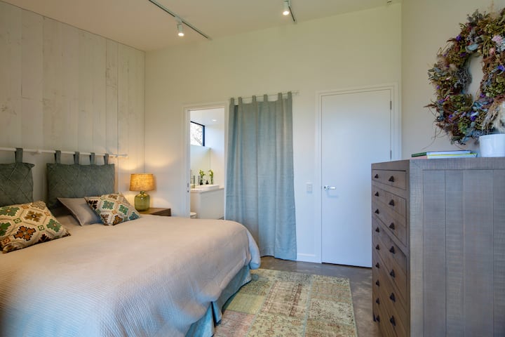 Dhomat e gjumit mund të vendosen si super king ose binjake teke me dyshekë, jastëkë, jastëkë, jastëkë dhe çarçafë.