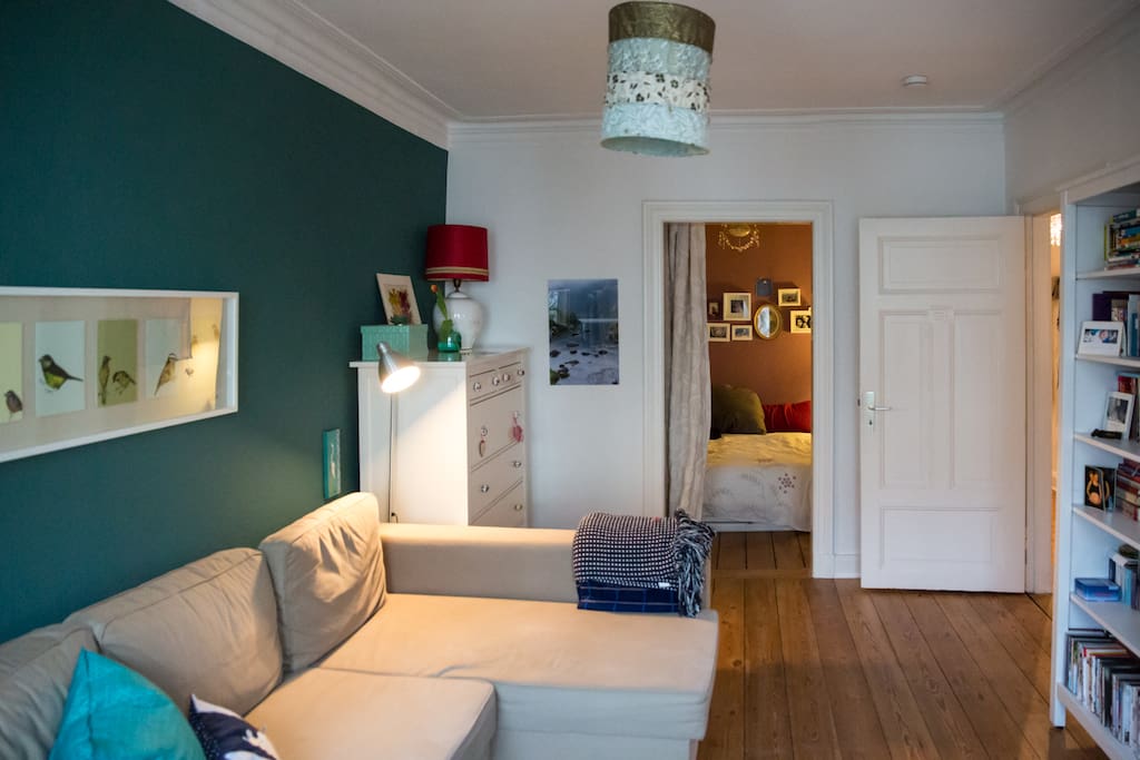 Das Wohnzimmer von der anderen Seite mit Blick in mein Schlafzimmer