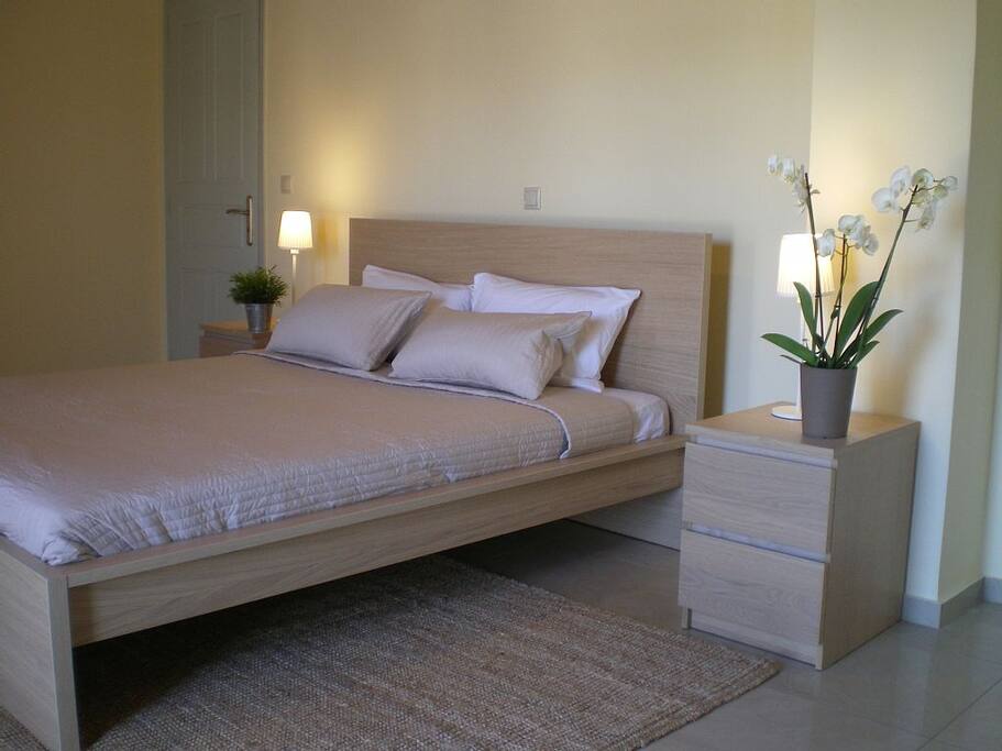 Penthouse
Master Bedroom (sleeps 2)