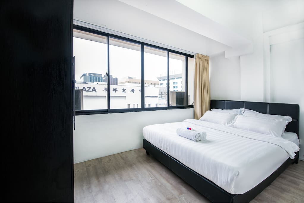 Wardrobe in the bedrooms as well as a pleasant street/city view. Looks out to Cuppage Plaza, a Japanese-influence shopping mall offering a wide variety of bars, KTVs and restaurants.