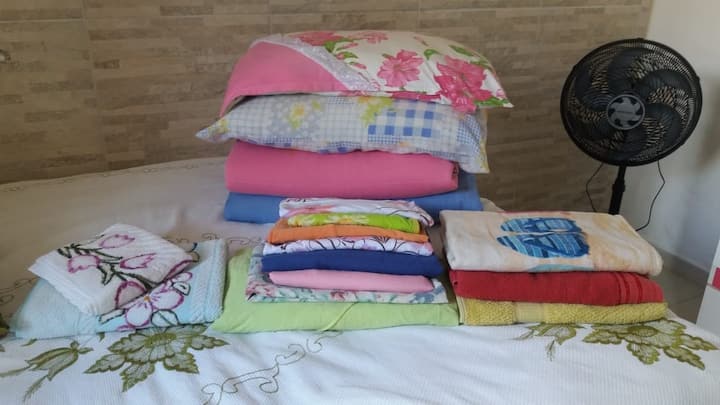 Ofrohen paketa me shtroja krevati dhe peshqirë.
