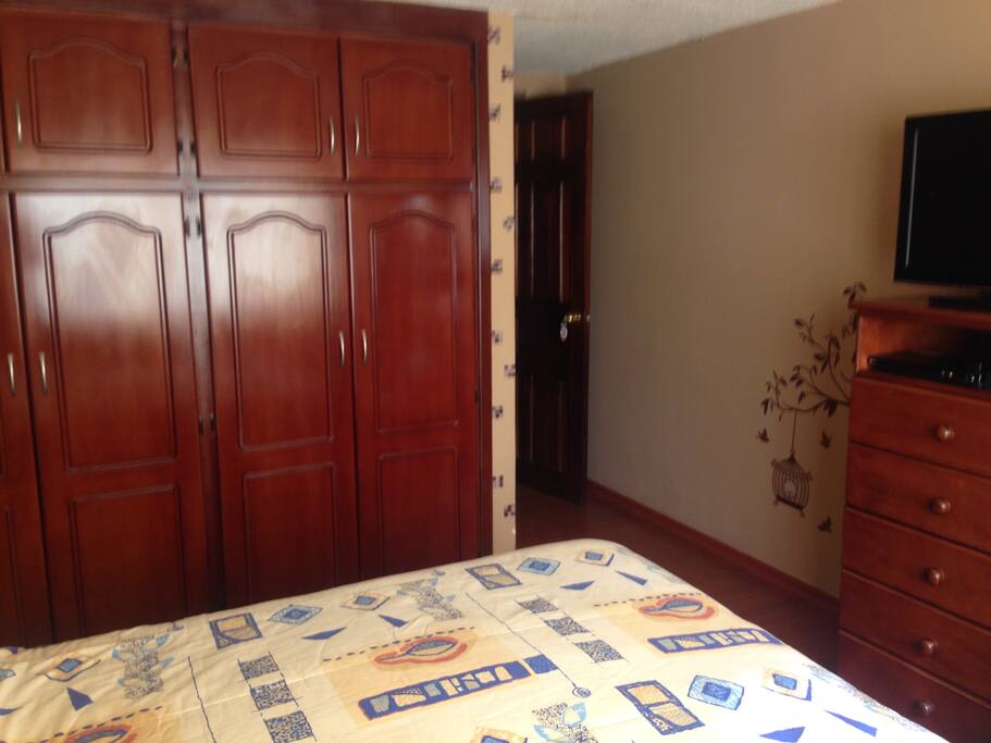 La habitación tiene closet y cuente con seguridad