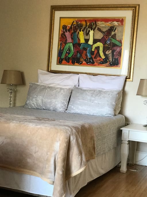 1 Queen Size Bed