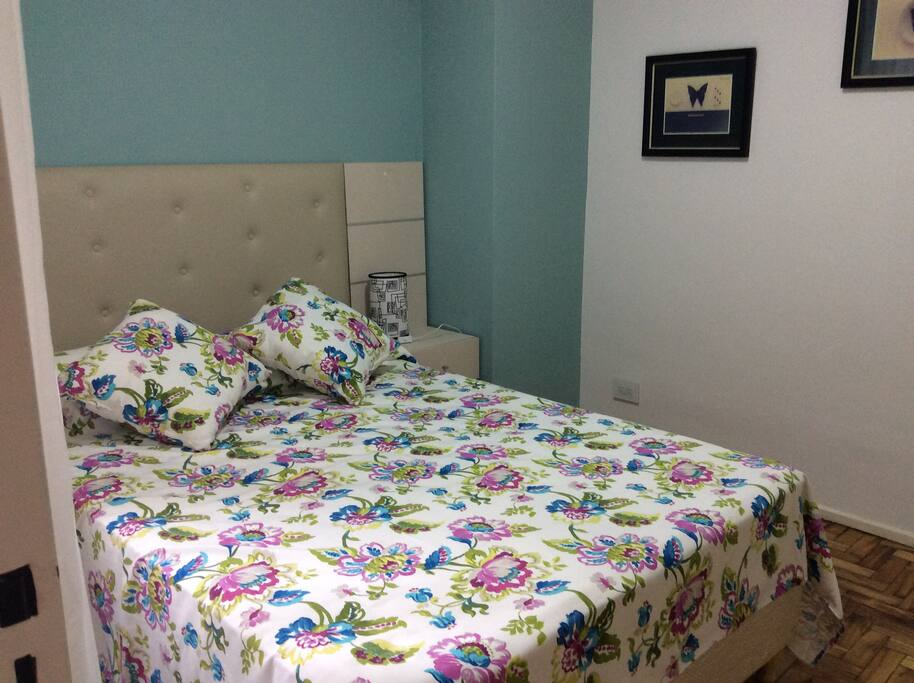 Dormitorio con una cama de dos plazas y placard de pared a pared muy amplió