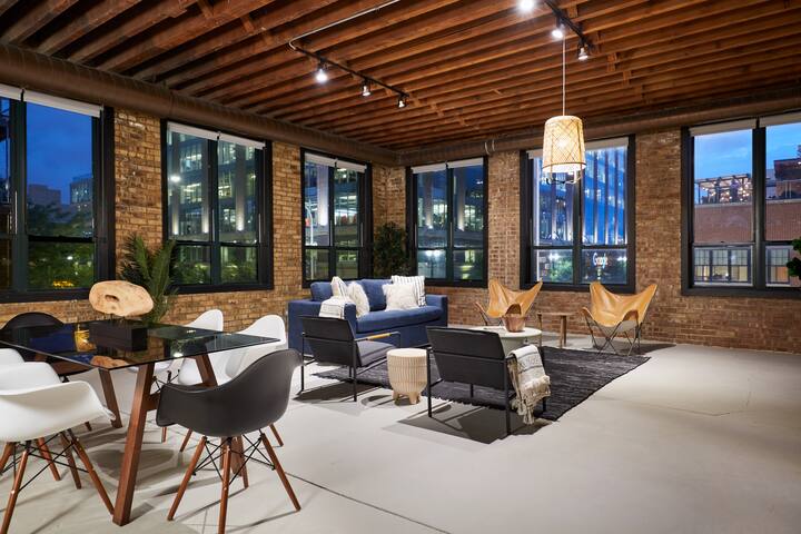 Spectacular Corner 3BR Loft In Fulton Market | Fea gallery image 4