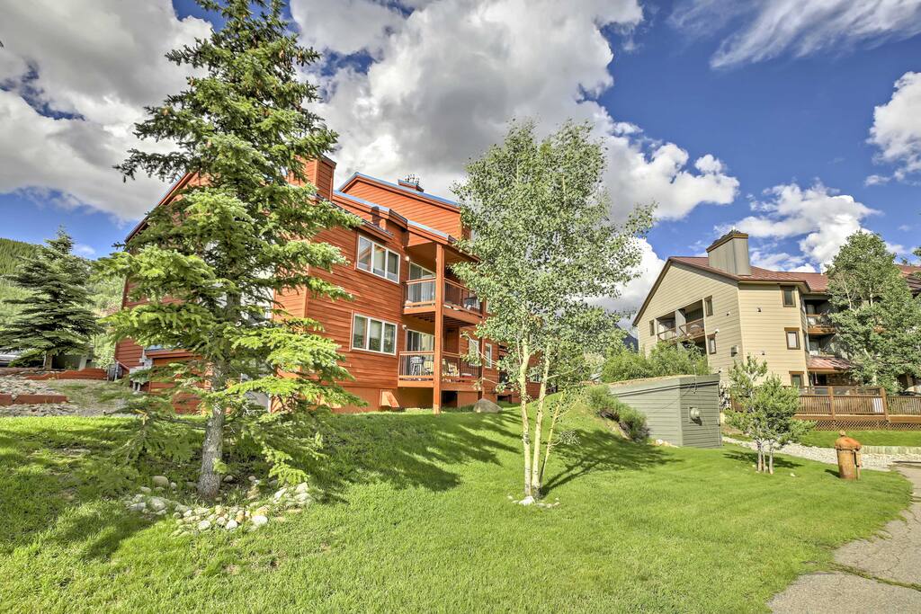 The condo is ideally situated only 10 minutes from Keystone Ski Resort, River run and other local attractions.