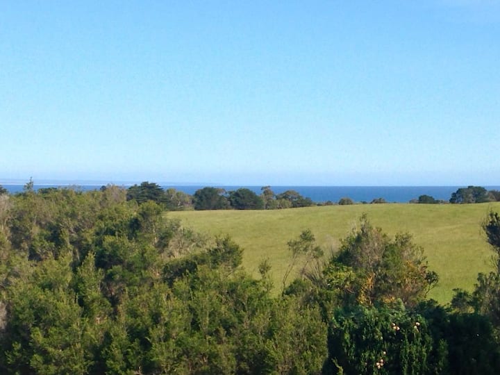 Airy Inverloch Retreat - Sea Views