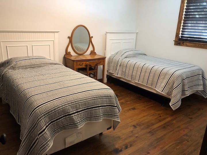 2号卧室有两张单人床。