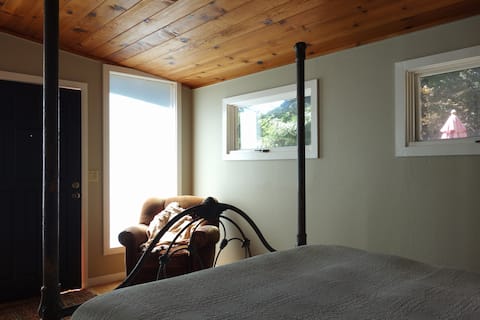 Top performing Airbnb: La Casa Ganesha: Relax in the woods, walk to town in Guerneville