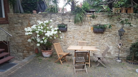 Charming quarry stone house - Historic city center