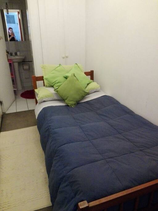 habitación privada con cama individual, televisión por cable, wifi y baño privado