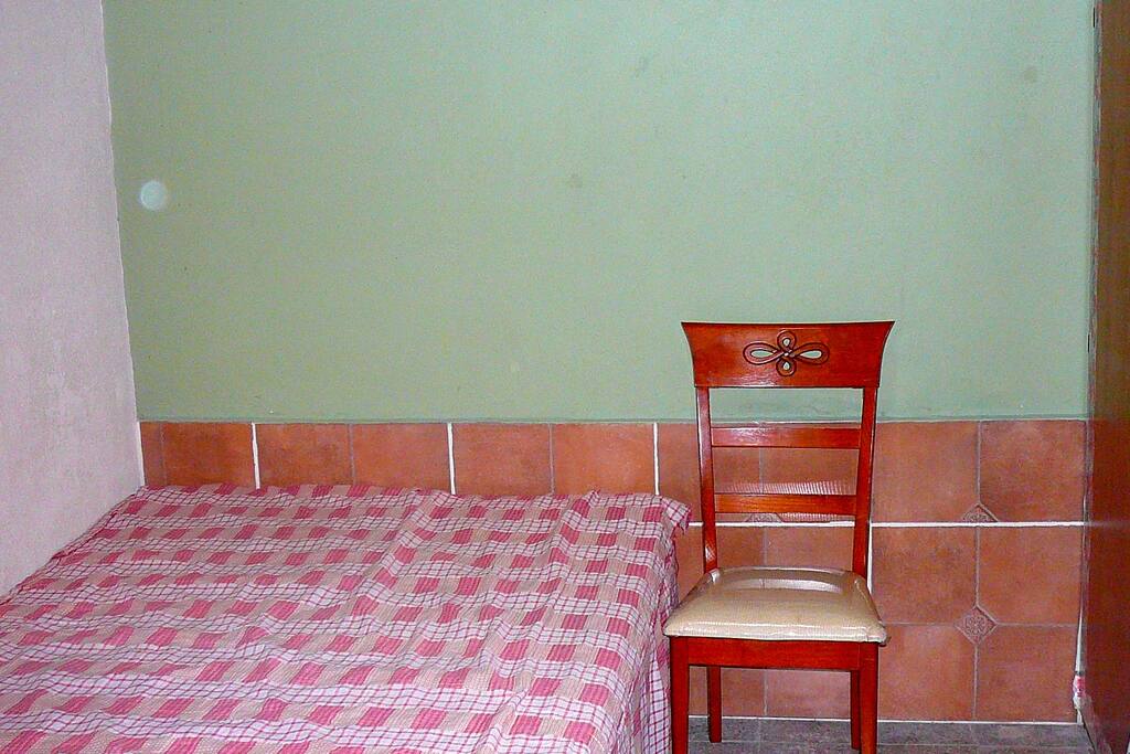El apartamento tiene dos dormitorios. Uno con una cama matrimonial y closet y el otro con dos camas unipersonales.